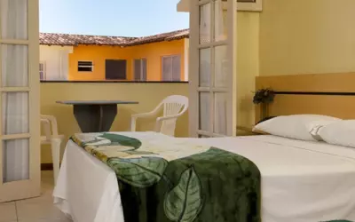Suite Casal conjugado com varanda para piscina interna